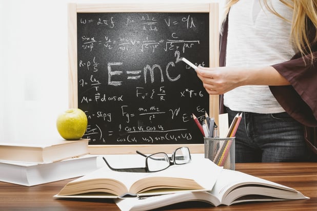 apple-blackboard-books-714698